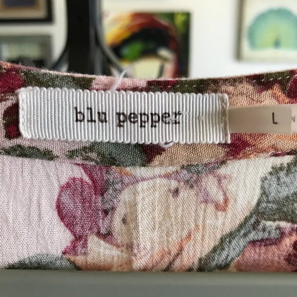 BLU PEPPER size L Pale Pink Floral Print Crochet Lace Accent Hi-Lo Boho Top - Picture 5 of 5